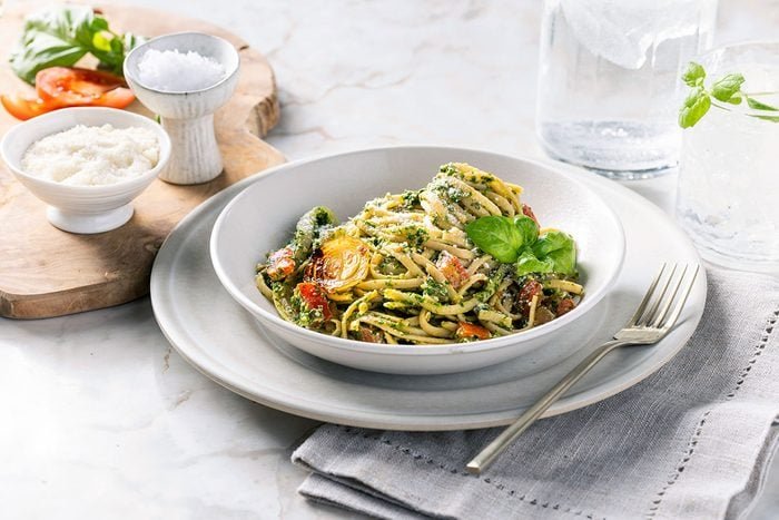 Kale pesto pasta tohd24 203373 jenacarlin 7
